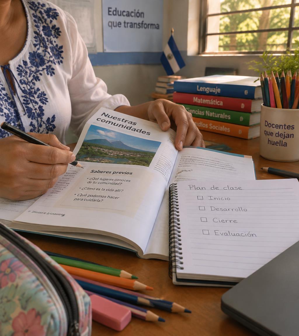 Docente planificando su clase con un libro de Colección María